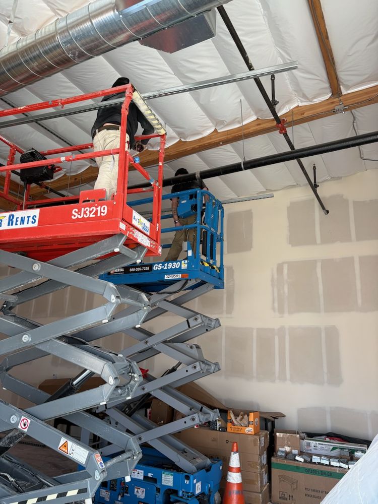 Scissor lift under the high bay ceiling in a new building